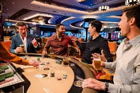 Tampilan live casino pion303 dengan dealer langsung bermain blackjack dan roulette